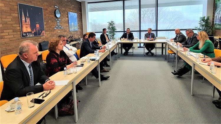 d197c421d422f5cbf569ea13f09ef700 f01